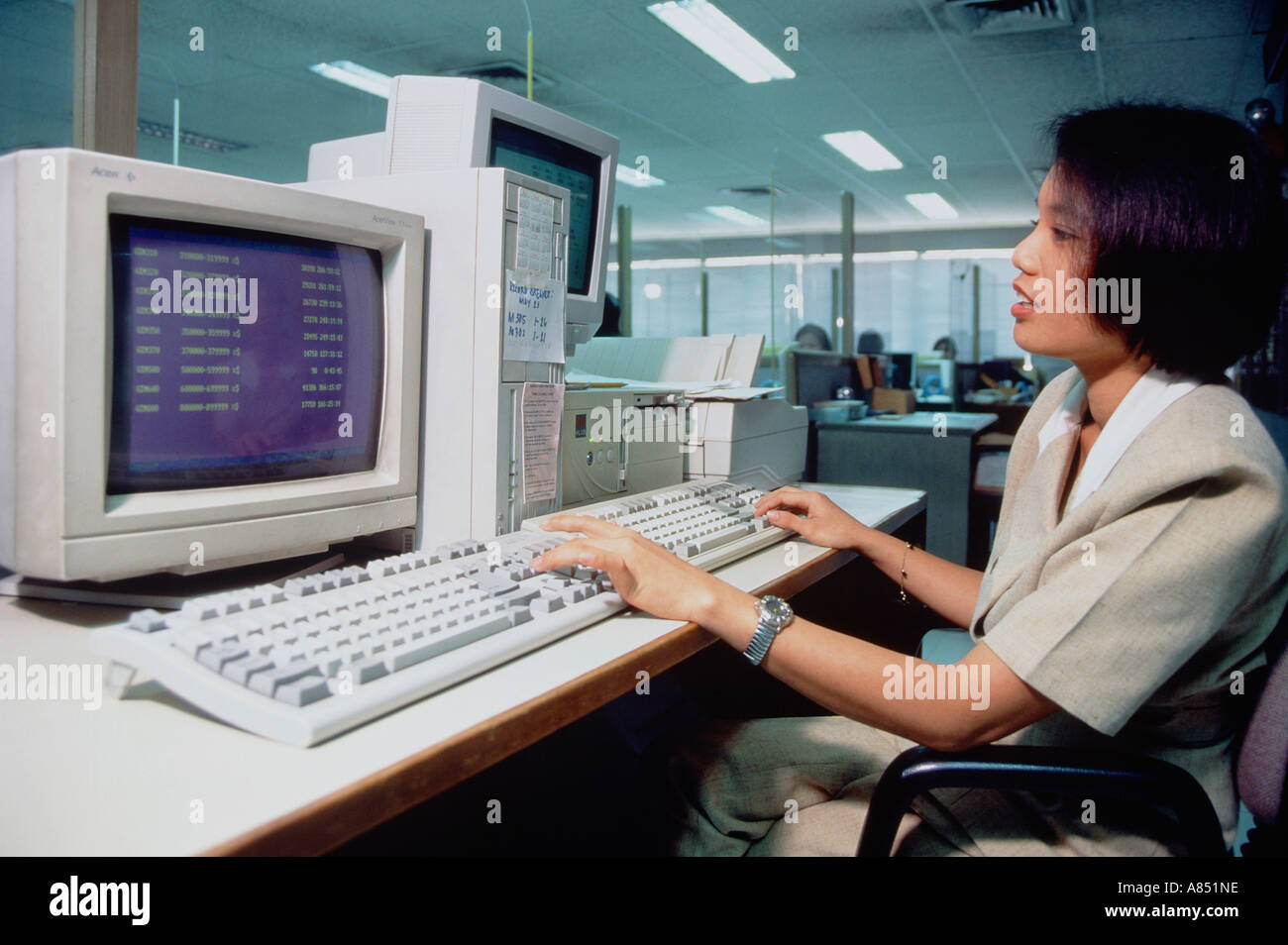 Philippinen. Manila. Junge Frau am Computer im Büro arbeiten. Stockfoto