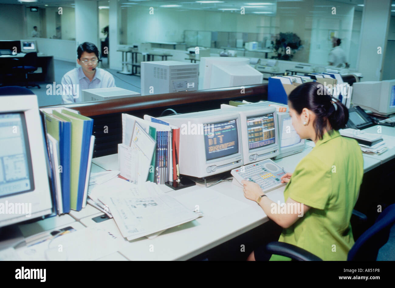 Philippinen. Manila. Menschen im Büro Arbeiten mit Computern. Stockfoto