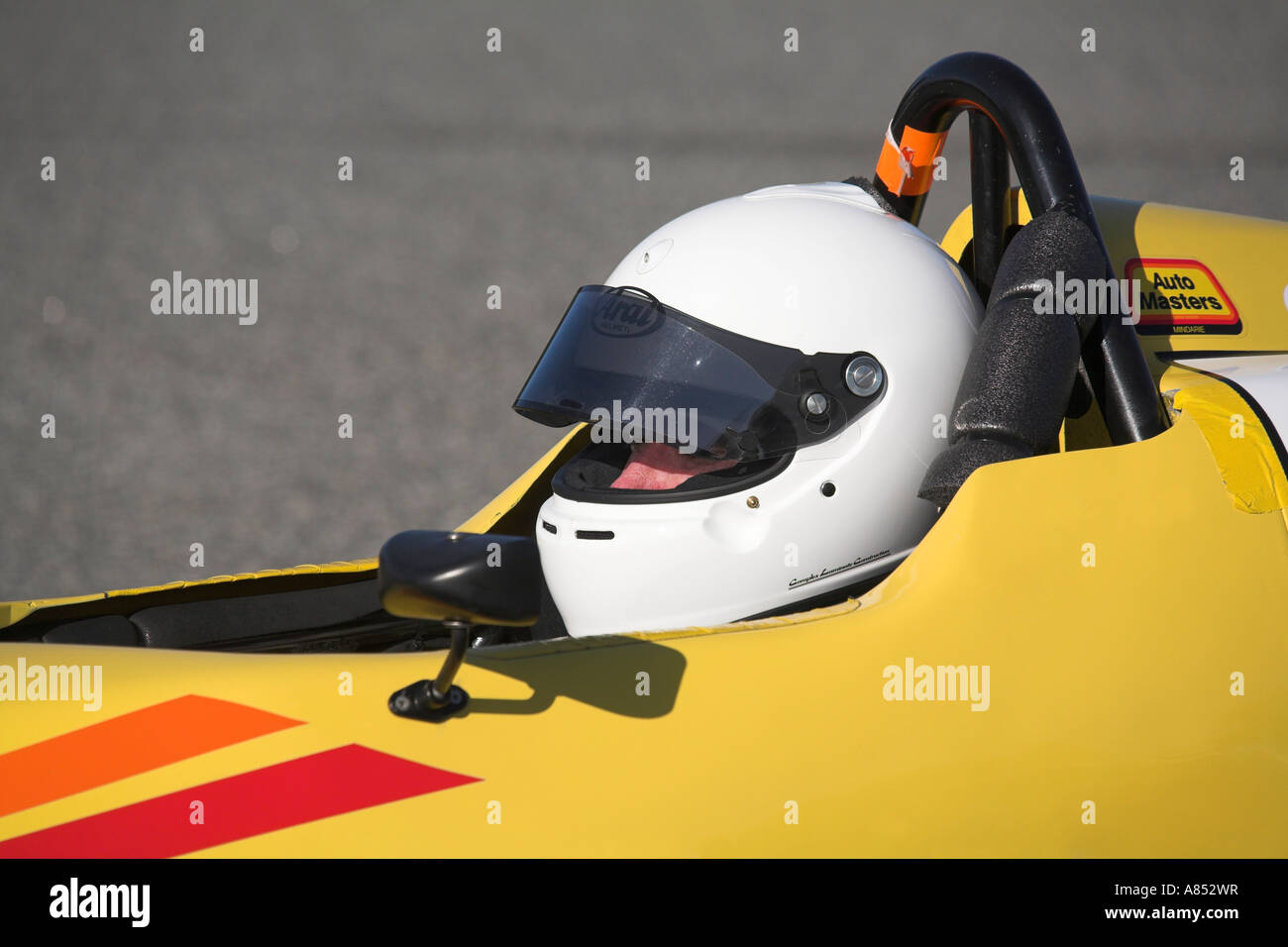 Nahaufnahme von Rennfahrer Kopf im Cockpit ein Monoposto-Rennwagen Stockfoto