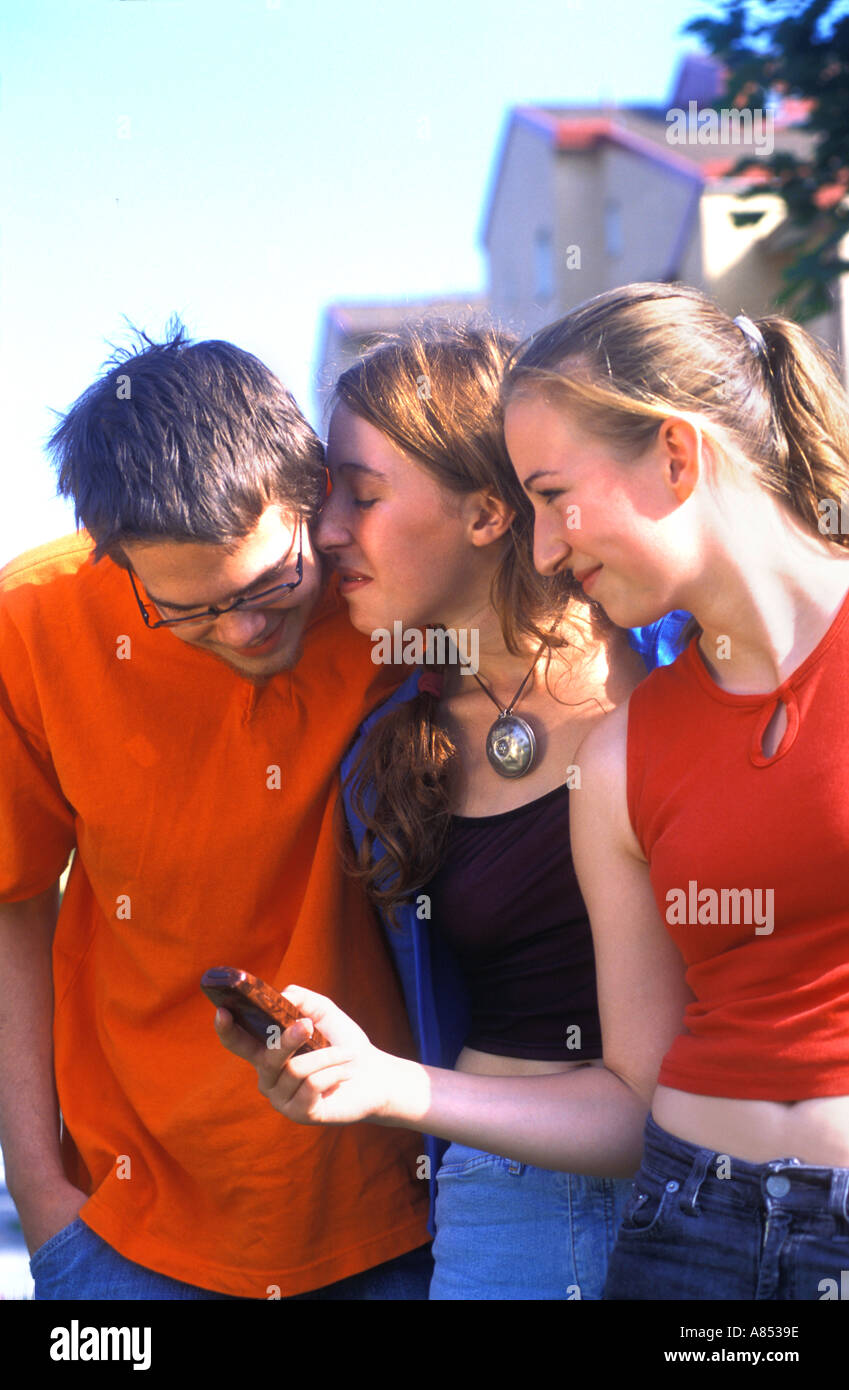 Jugendliche mit dem Handy Modell veröffentlicht Stockfoto