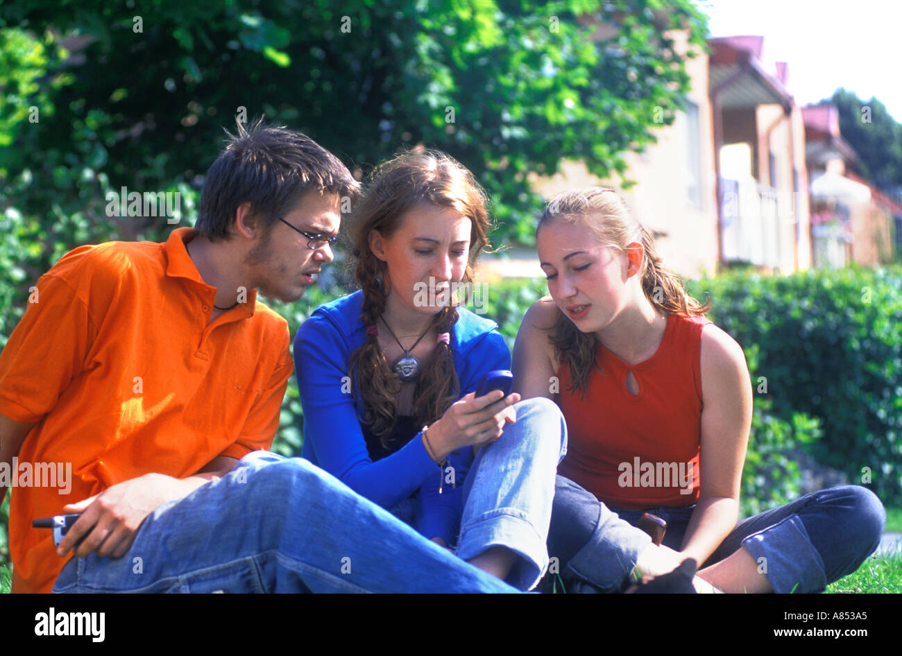 Jugendliche mit dem Handy Modell veröffentlicht Stockfoto