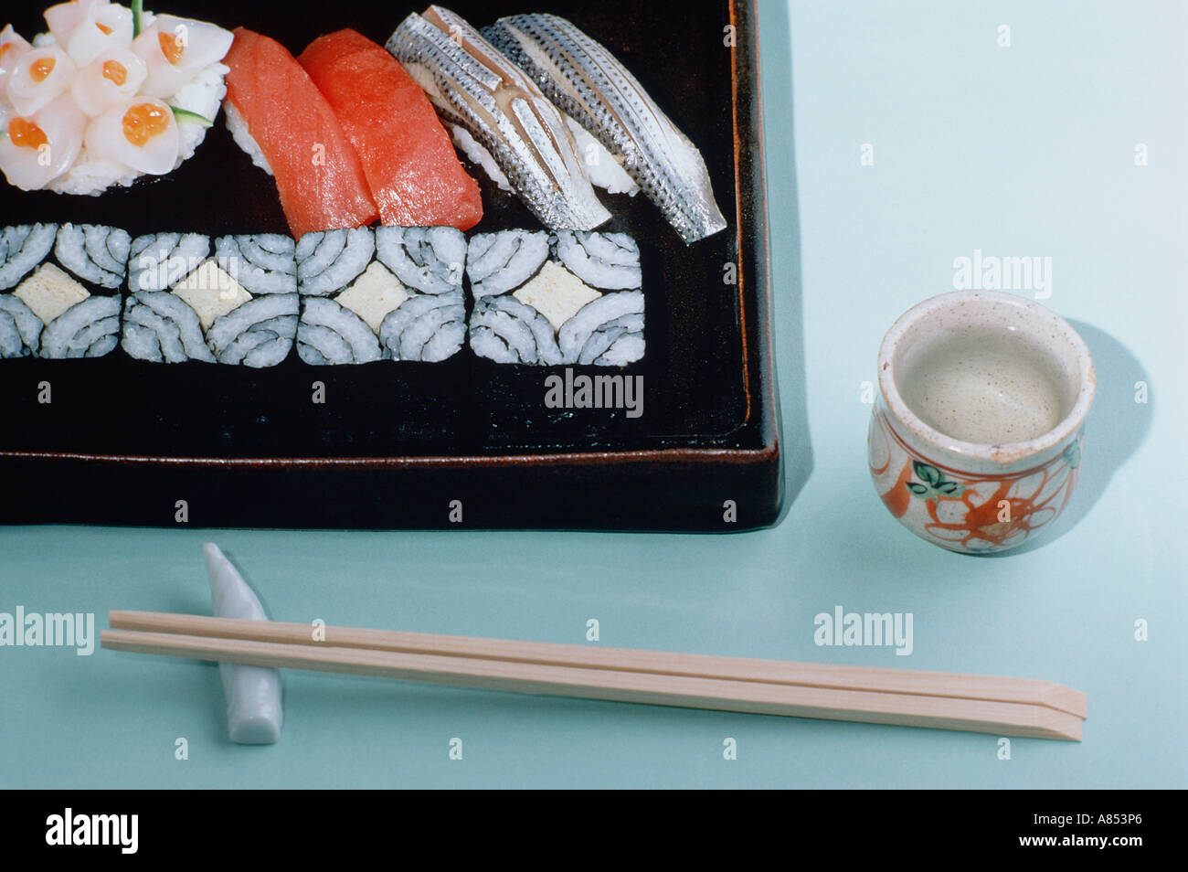 Japanisches Essen. Sushi Platte Einstellung mit Stäbchen. Stockfoto