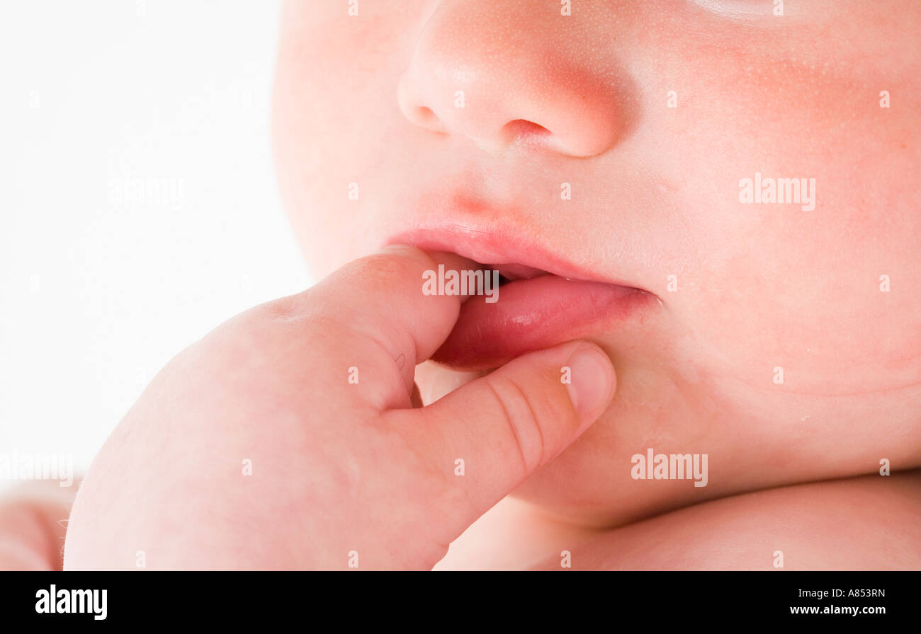 Baby saugen an Hand wegen Zahnen Stockfoto