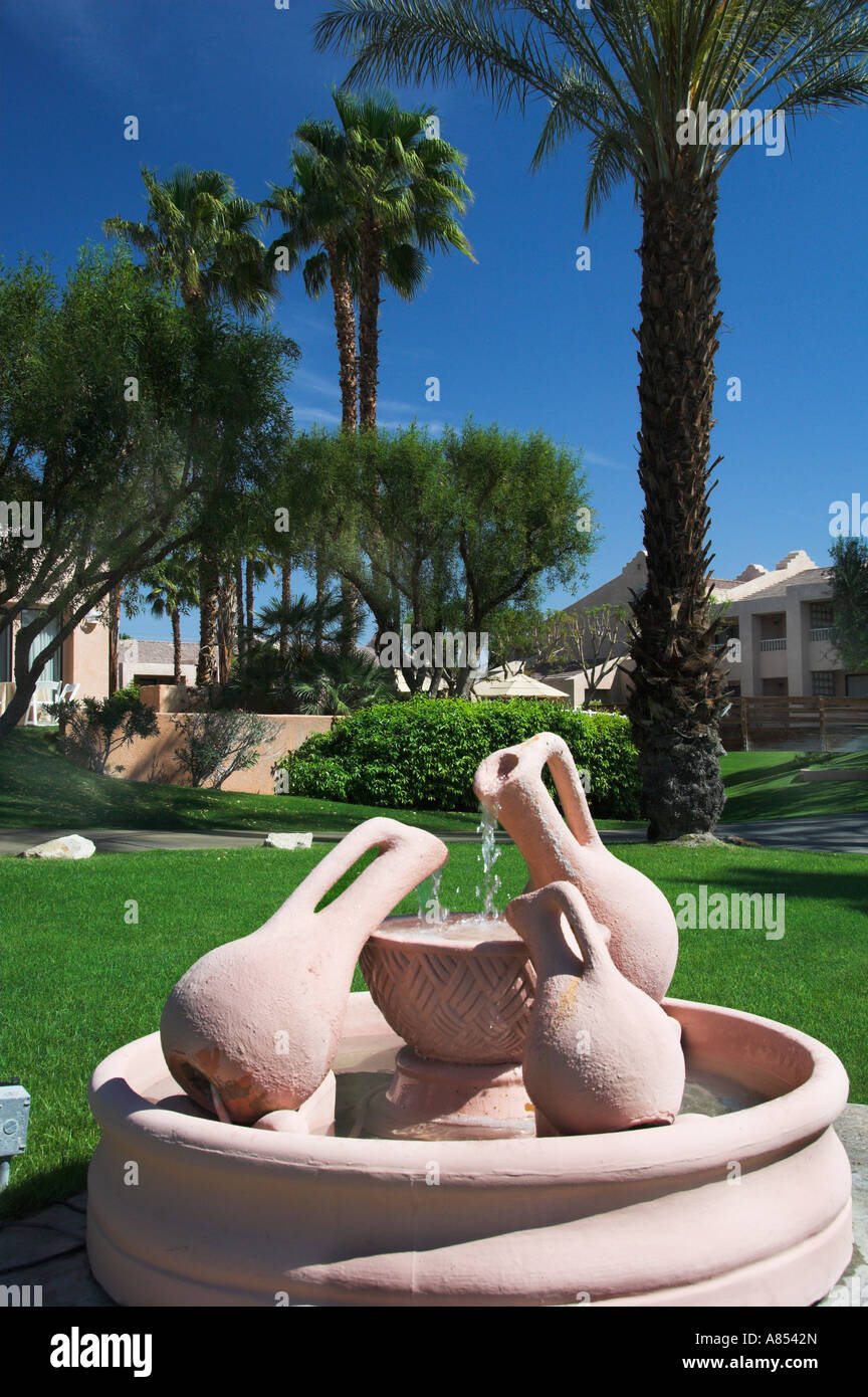 Eine Anzeige Töpfe der alten im Westin Mission Hills Resort in Rancho Mirage in der Nähe von Palm Springs Kalifornien USA Stockfoto
