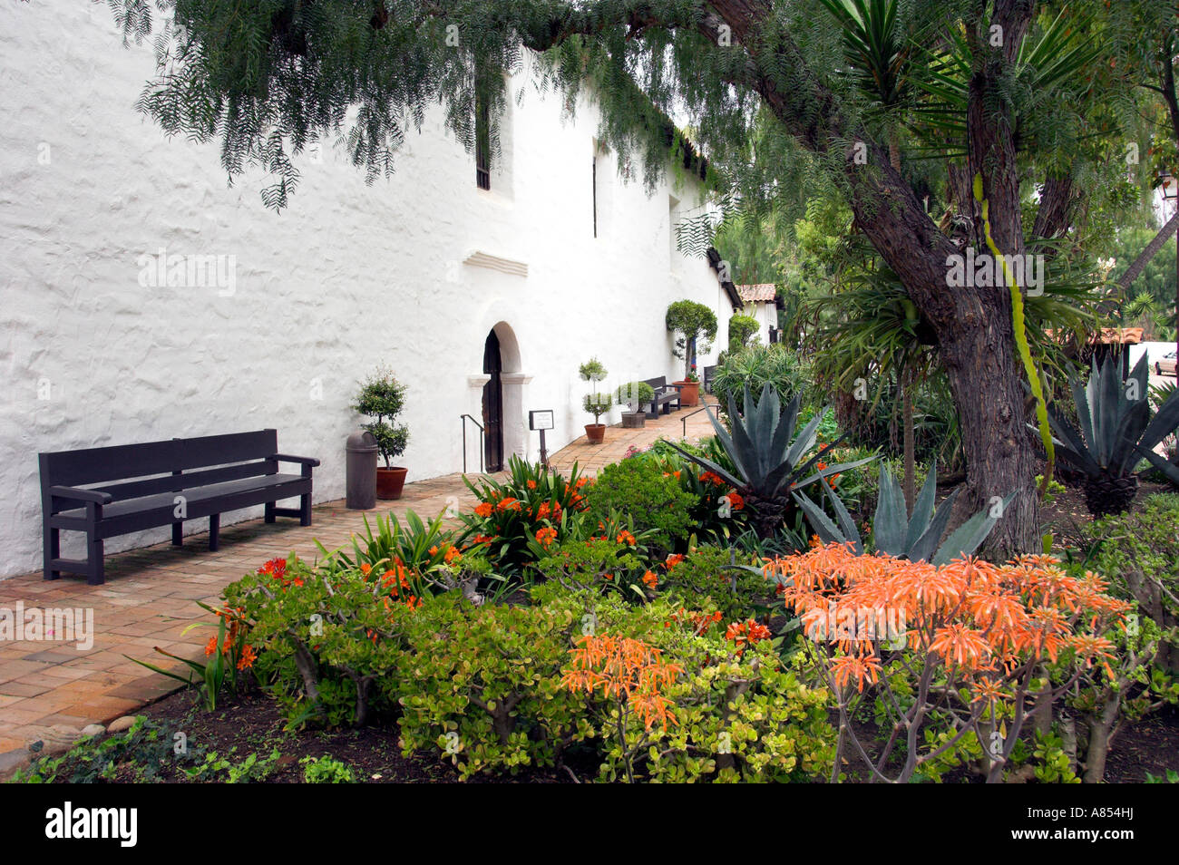 Blumen und Pflanzen schmücken den Innenhof der Mission Basilica San Diego de Alcala in der Nähe von San Diego Kalifornien USA Stockfoto