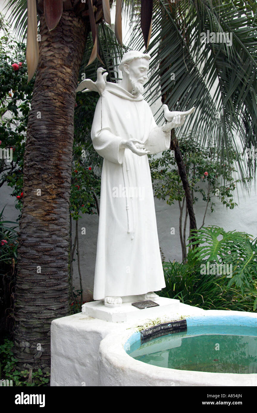 Statuen der Heiligen in den Innenhof der Mission Basilica San Diego de Alcala in der Nähe von San Diego Kalifornien USA Stockfoto