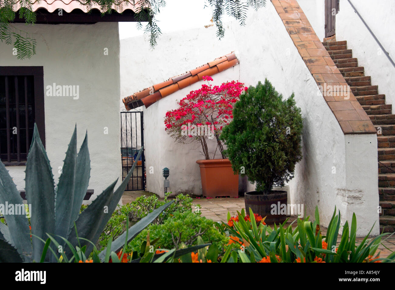 Blumen und Pflanzen schmücken den Innenhof der Mission Basilica San Diego de Alcala in der Nähe von San Diego Kalifornien USA Stockfoto