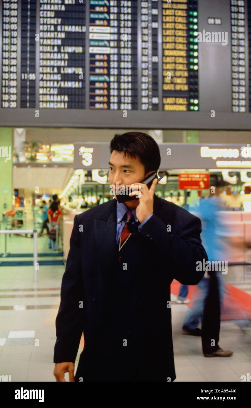 Junge asiatische Geschäftsmann im Flughafenterminal. Singapur. Stockfoto