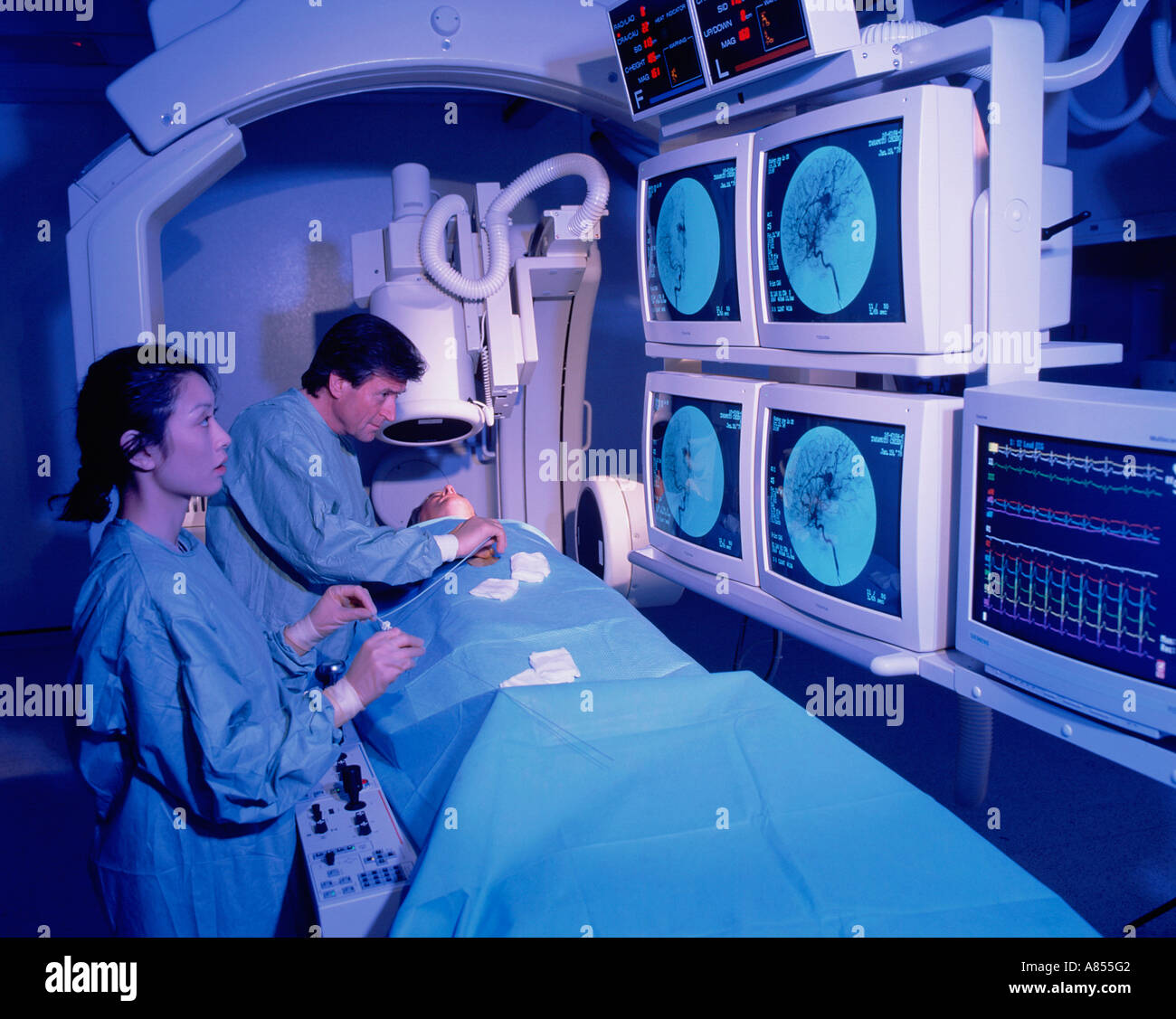 Arzt und Krankenschwester mit Patienten im Krankenhaus Angiographie Scan Zimmer. Stockfoto