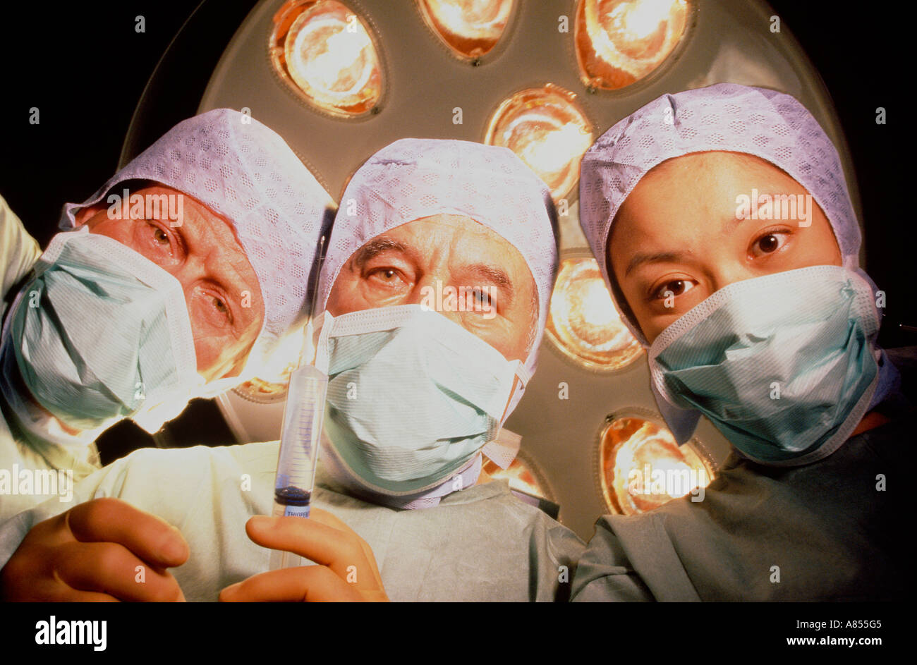 Indoor close-up Theater OP-Team aus Sicht des Patienten mit overhead spot-Beleuchtung zu betreiben. Stockfoto