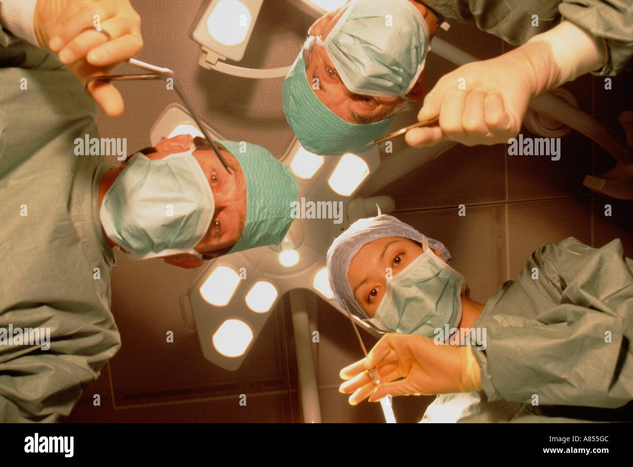 Indoor close-up Theater OP-Team aus Sicht des Patienten mit overhead spot-Beleuchtung zu betreiben. Stockfoto