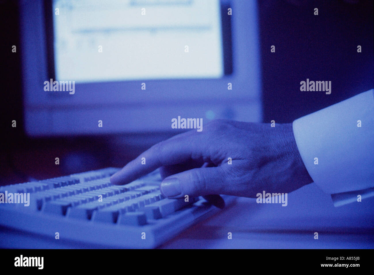 Nahaufnahme der Hand des Menschen das operative Personal Computer. Stockfoto