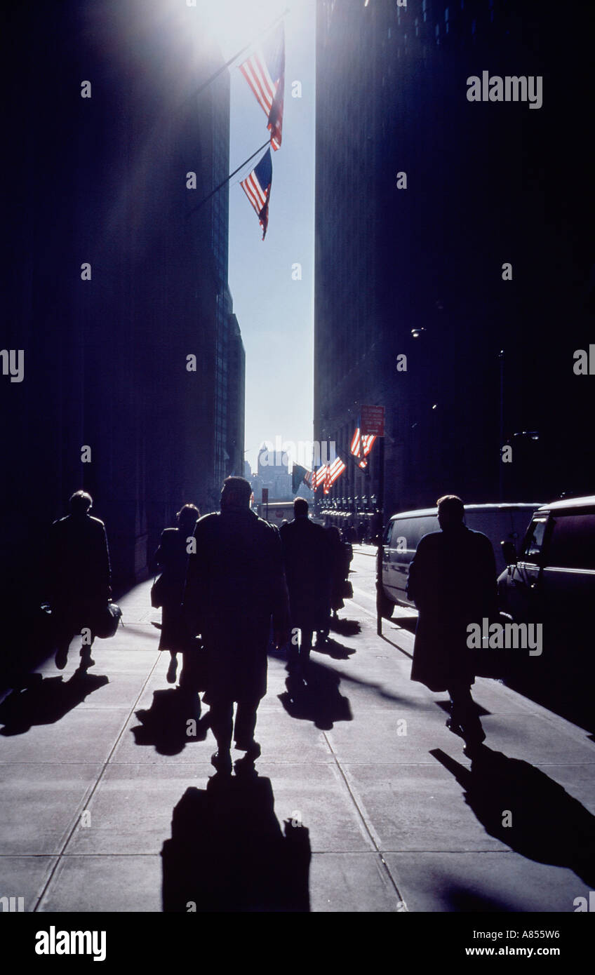 Vereinigte Staaten von Amerika. New York City. Silhouette von Passanten in der Wall Street. Stockfoto