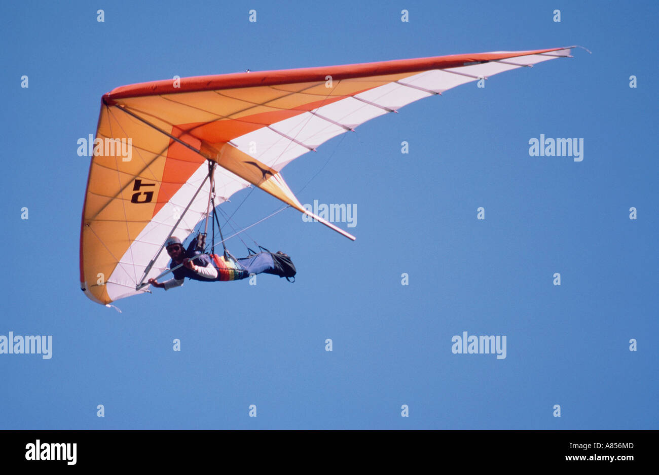 Mann-Drachenfliegen. Hängegleiter im Flug. Stockfoto