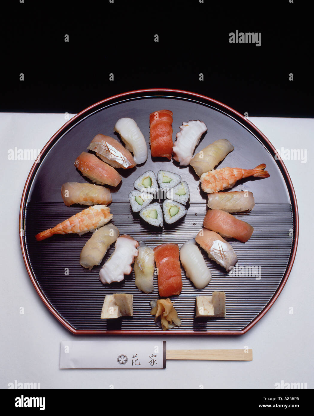 Stillleben mit japanischen Sushi-Gedeck. Stockfoto