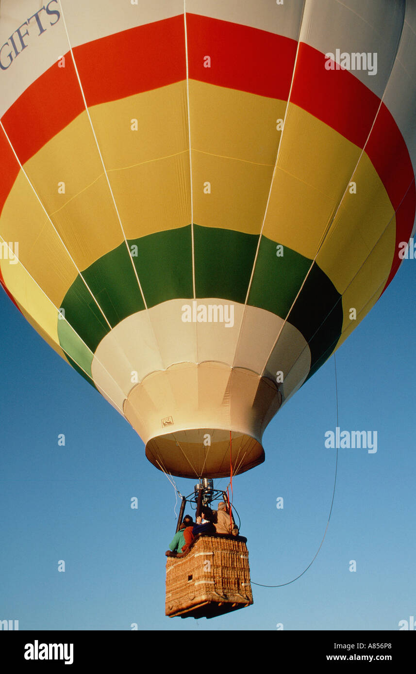 Heißluftballon. Heißluft-Ballon im Flug. Stockfoto
