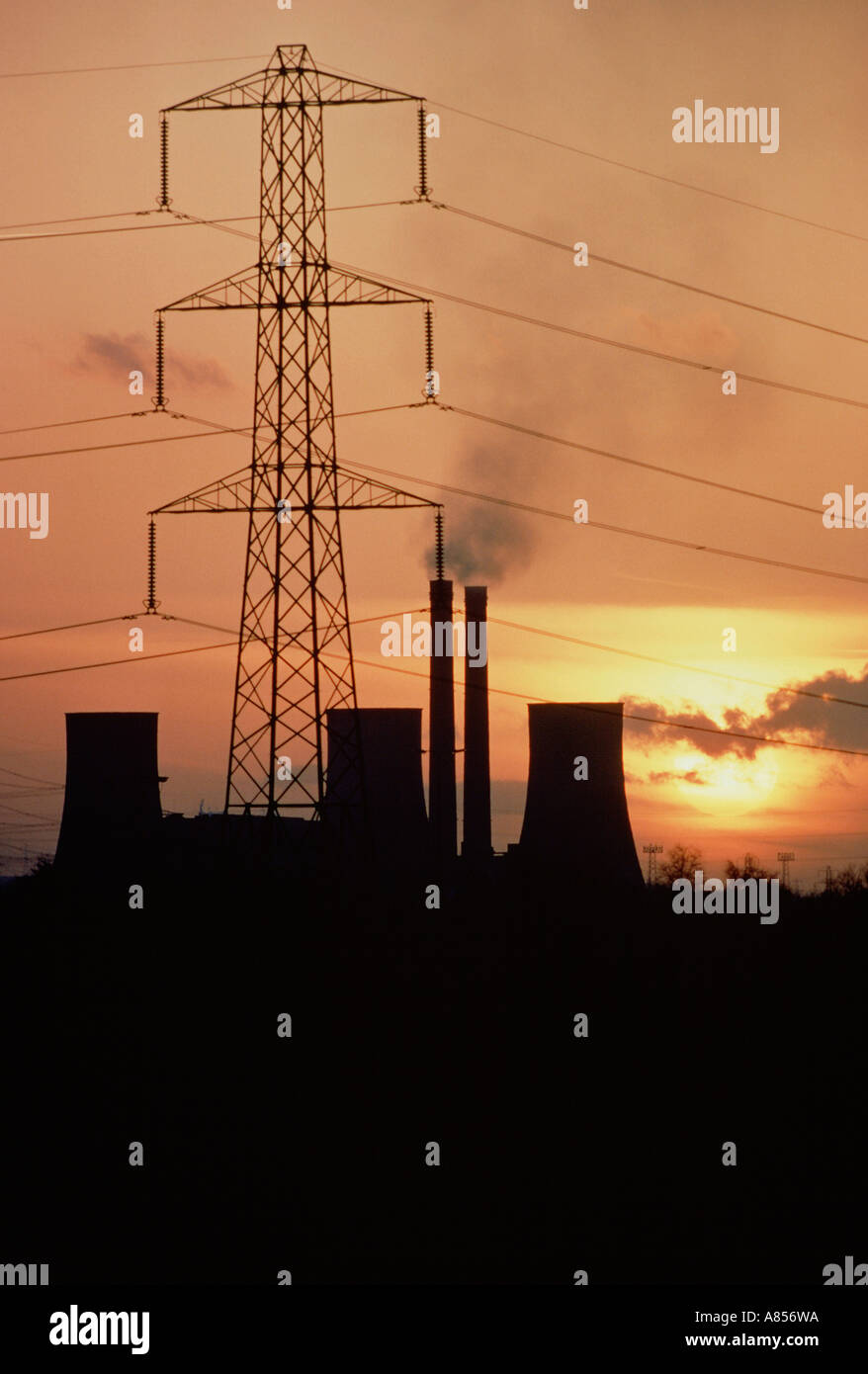 Vereinigtes Königreich. England. Trent Vale. West Burton Power Station Kühltürme und Strom pylon Silhouette bei Sonnenuntergang. Stockfoto