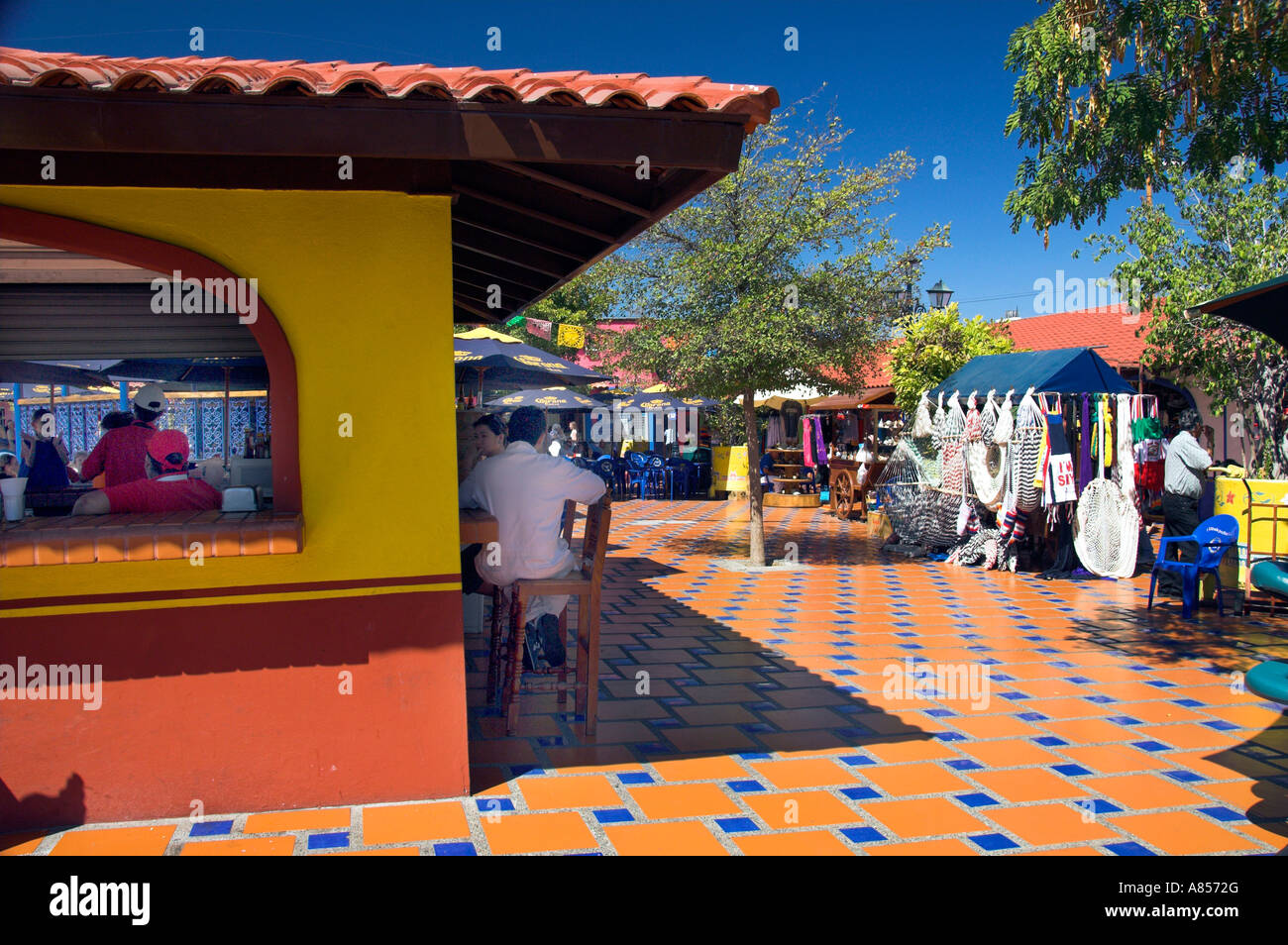 Bunten und attraktiven Geschäfte an den Kreuzfahrtterminals in Mazatlan Mexiko Stockfoto