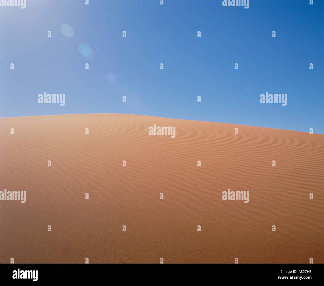Australien. Sonnenflecken über Simpson Wüste Sand Düne. Stockfoto