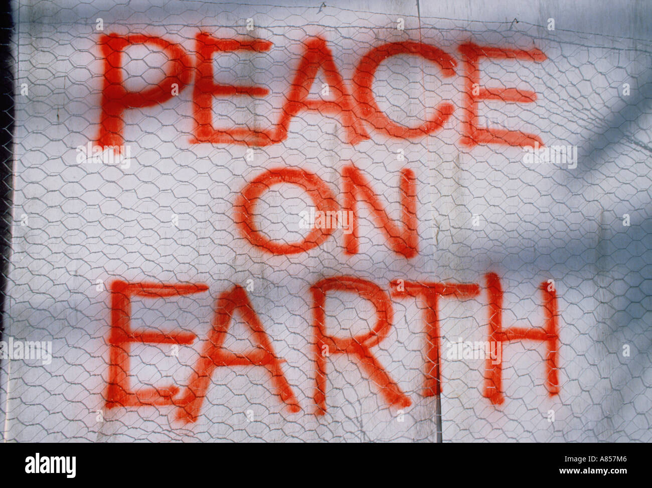 Bildmaterial. Graffiti-Nachricht an der Wand gemalt. "Frieden auf Erden". Stockfoto