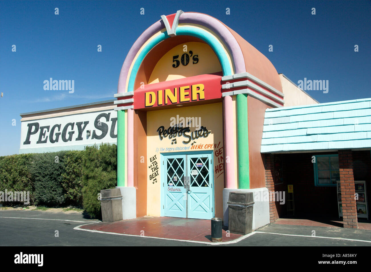 Peggy Sue s Nifty Fifties Diner in Barstow, Kalifornien, USA Stockfoto