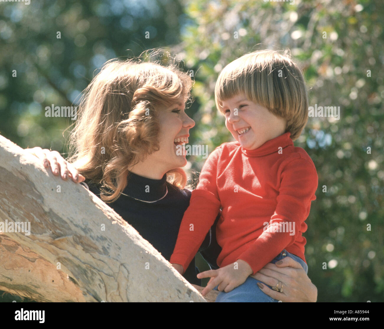 Mutter und Tochter spielen im Baum im park Stockfoto