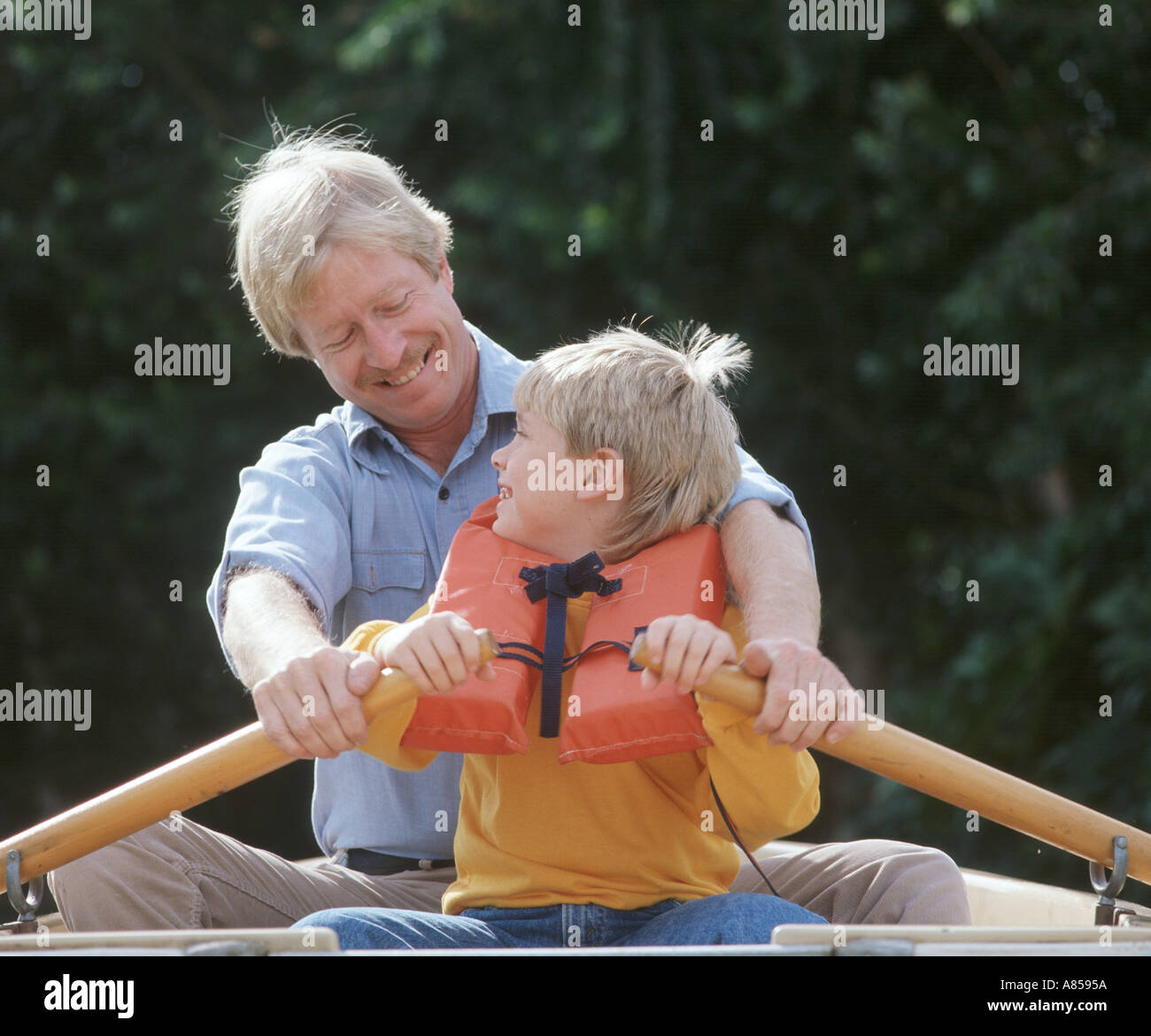 Vater und Sohn Ruderboot im See Stockfoto