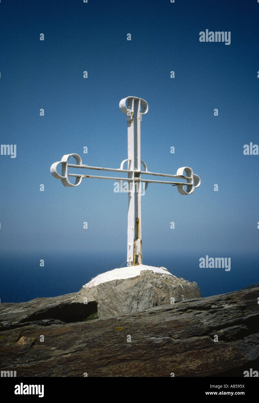 Eisen-Kreuz auf Berggipfel in Ikaria, Griechenland (Schuss auf Kodachrome 64) Stockfoto