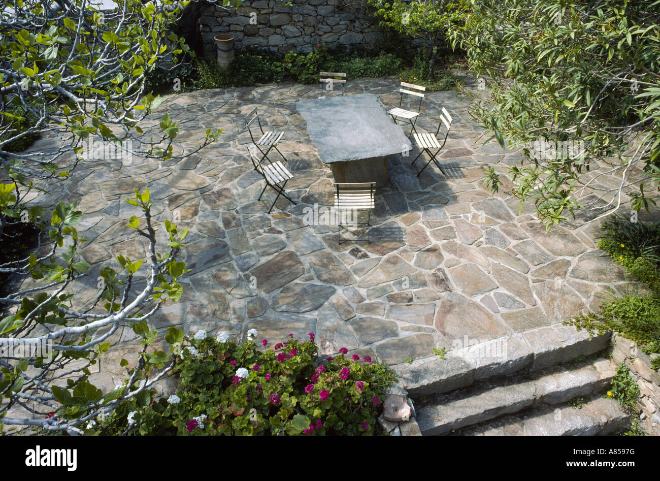Terrasse, Stühle mit Schiefer Tisch im Garten in Ikaria, Griechenland (Schuss auf Kodachrome 64) Stockfoto
