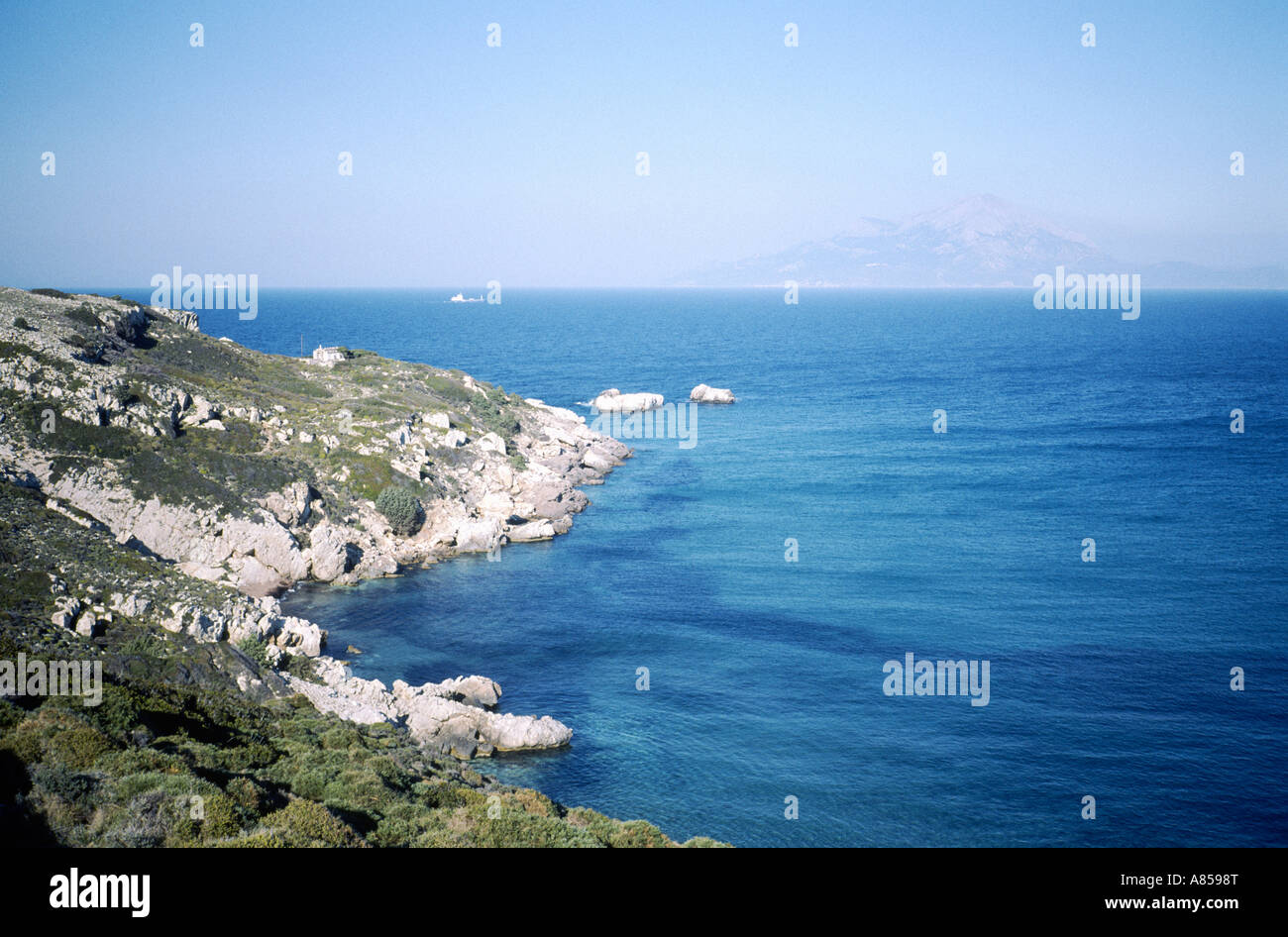 Agios Georgios Drakanon, Ikaria Insel Samos in der Ferne Stockfoto