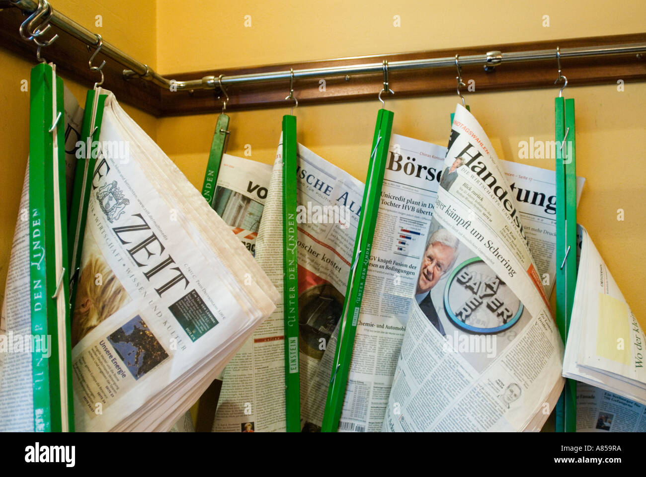 Detail der Zeitungsständer im berühmten Café Einstein Unter Den Linden Berlin Stockfoto