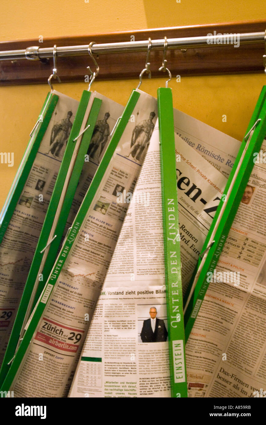 Detail der Zeitungsständer im berühmten Café Einstein Unter Den Linden Berlin 2006 Stockfoto