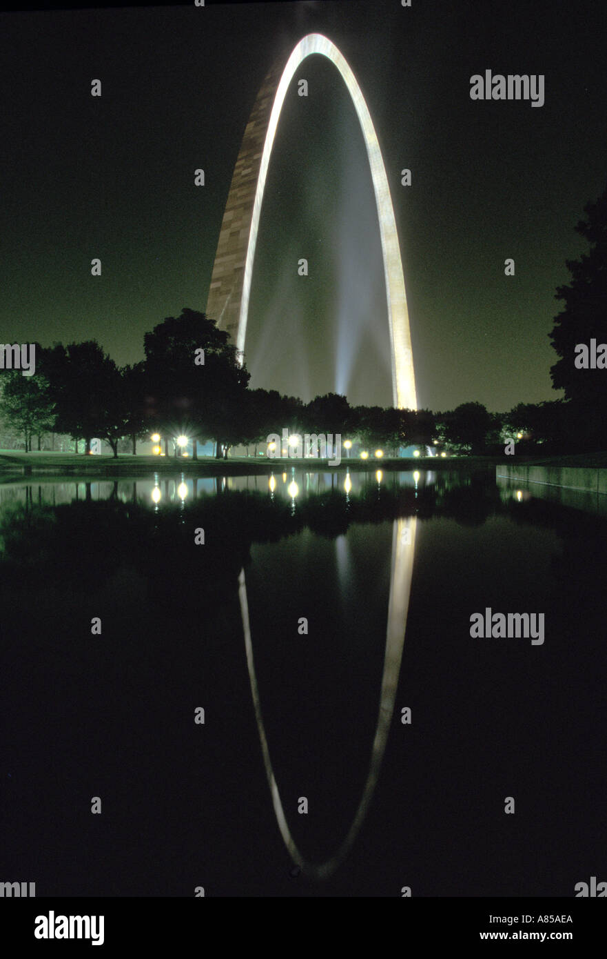 Der Gateway Arch spiegelt sich in einem Teich in der Nacht Jefferson National Expansion Memorial St. Louis Missouri Stockfoto