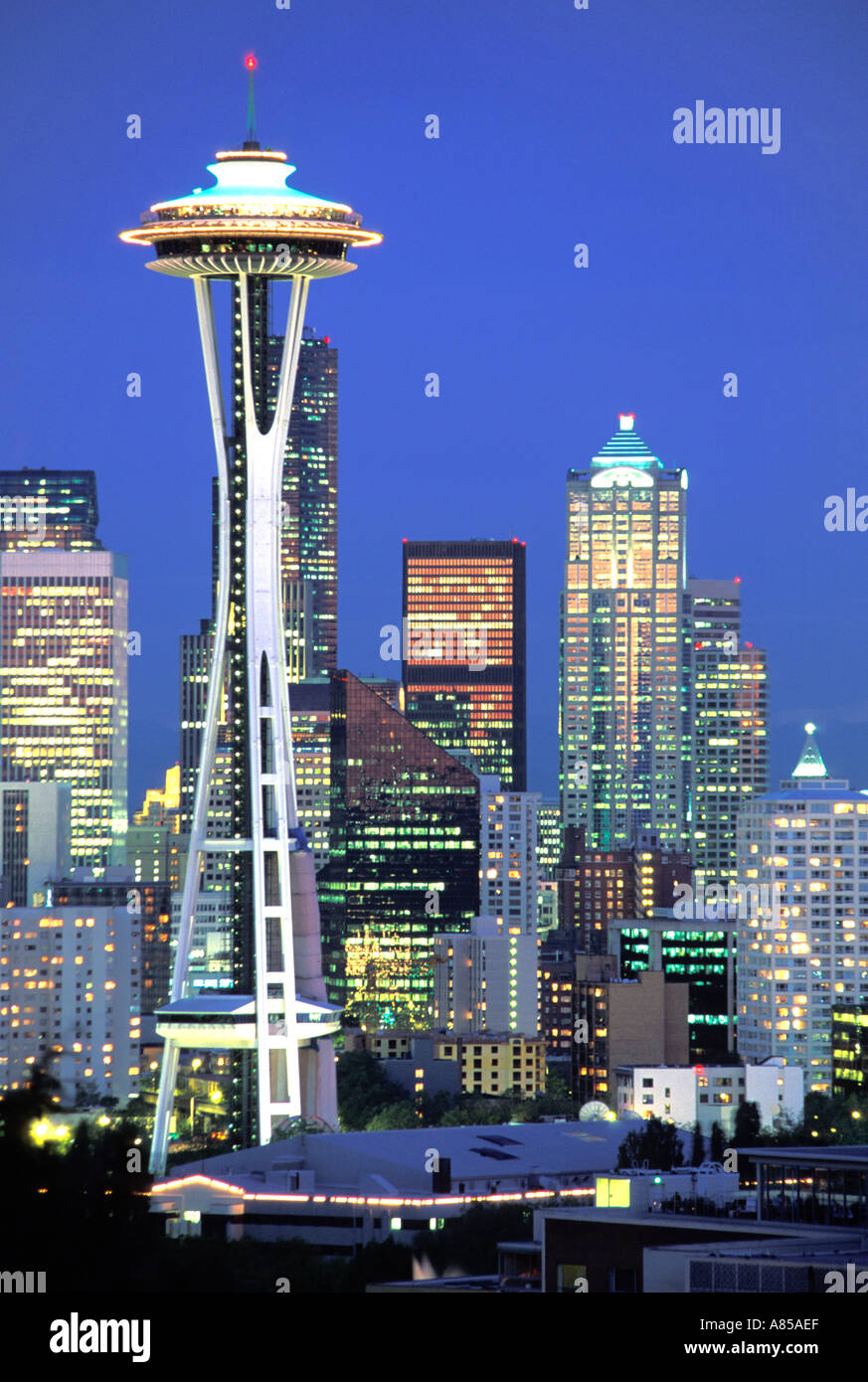 Space Needle und Seattle Skyline in der Abenddämmerung Seattle Washington Stockfoto