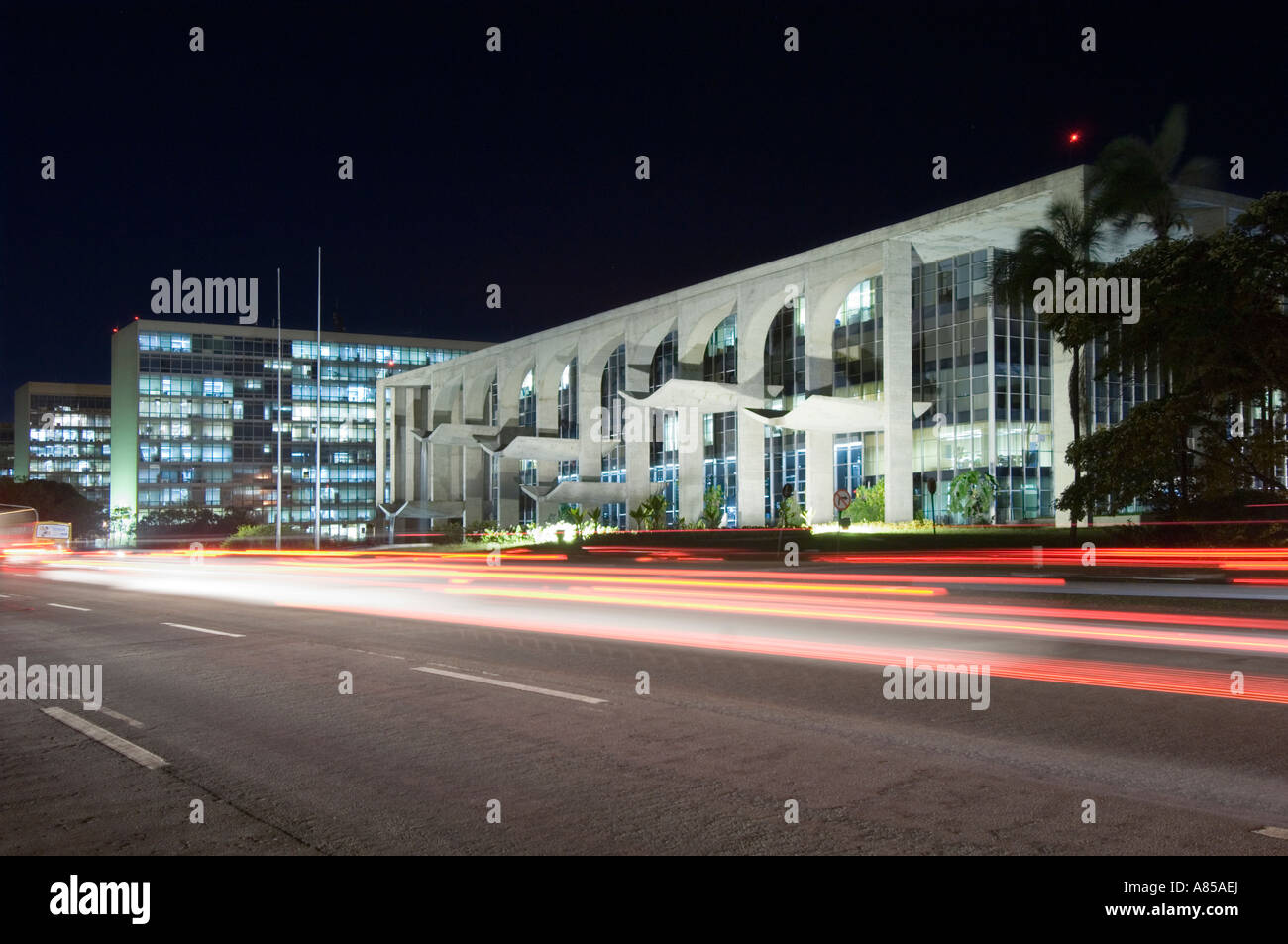 Das Justizministerium Gebäude (Ministério da Justiça) in Brasilia, in der Nacht mit dem Auto Lichtspuren. Stockfoto