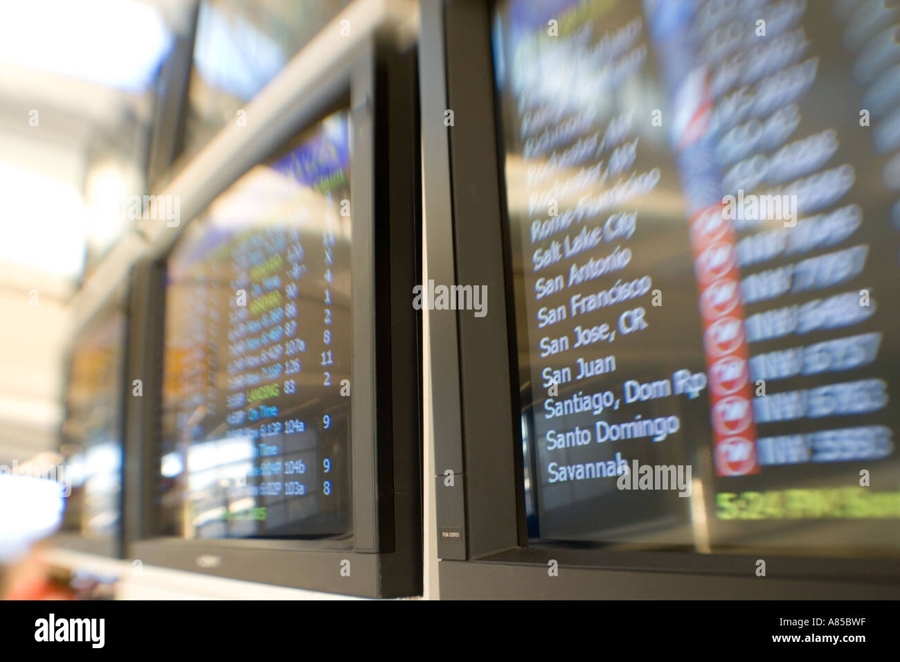 Flughafen-Monitore im terminal Newark New Jersey Stockfoto