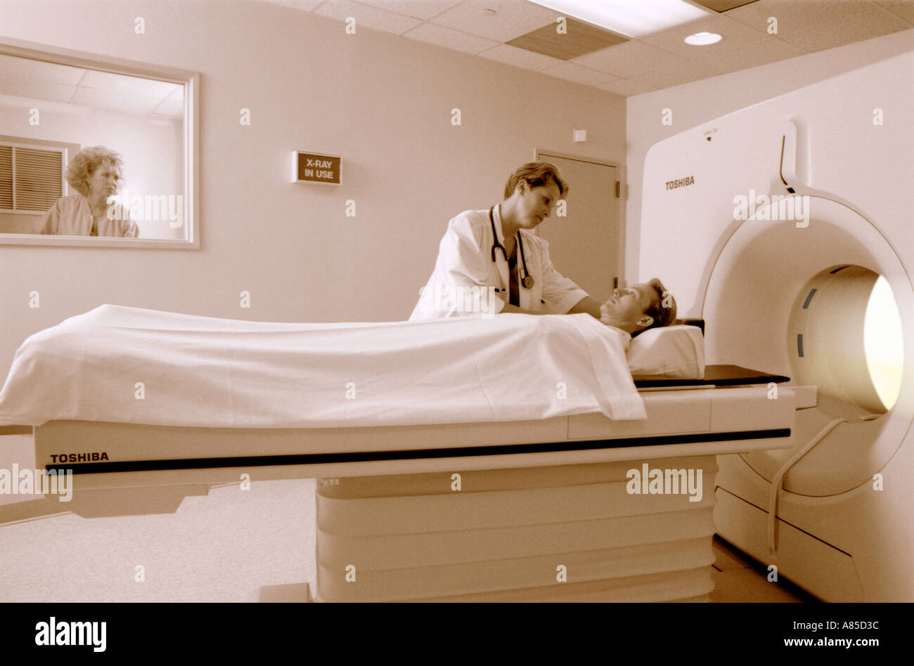 Krankenschwester und Patient im Krankenhaus tut einen CAT-scan Stockfoto