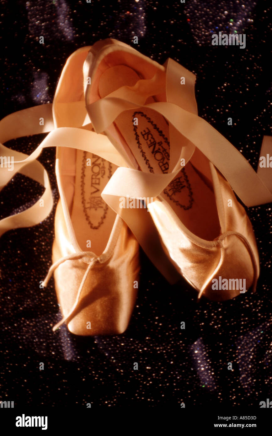 Rosa Ballett-Schuh oder Pantoffel in Stillleben Stockfoto