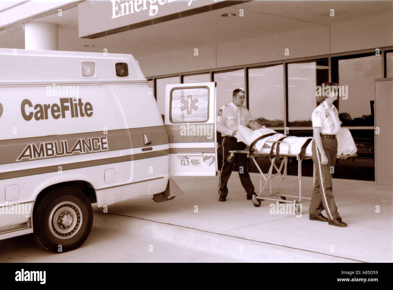 Sanitäter mit Einsatzfahrzeug und Patienten im Krankenhaus Stockfoto