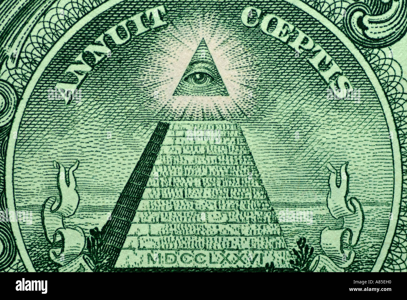 Amerikanische US ein-Dollar-Note zeigt eine Pyramide mit 13 Stufen und ein Auge in der Spitze hautnah. Stockfoto