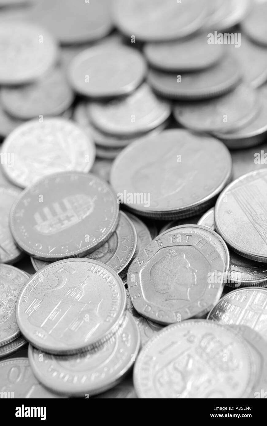 Münzen in einer Vielzahl von Währungen Stockfoto
