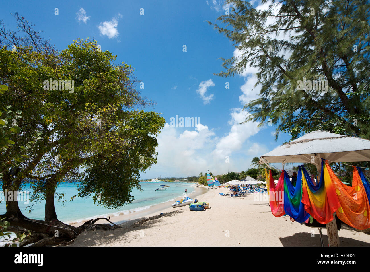 Strand von Almond Beach Village, St Peter, Westküste, Barbados, Karibik Stockfoto