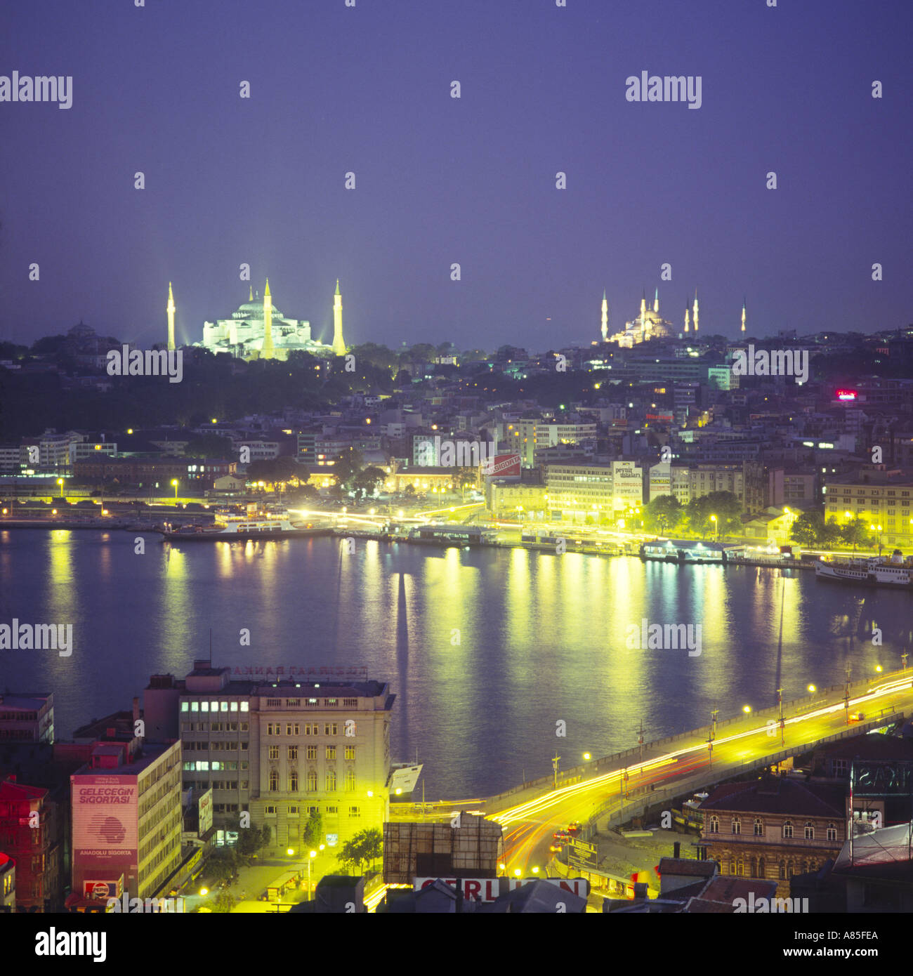 Links Haghai Sophia und der blauen Moschee rechts mit Lichter der Stadt spiegelt sich in den Bosporus durch die Nacht-Istanbul-Türkei Stockfoto