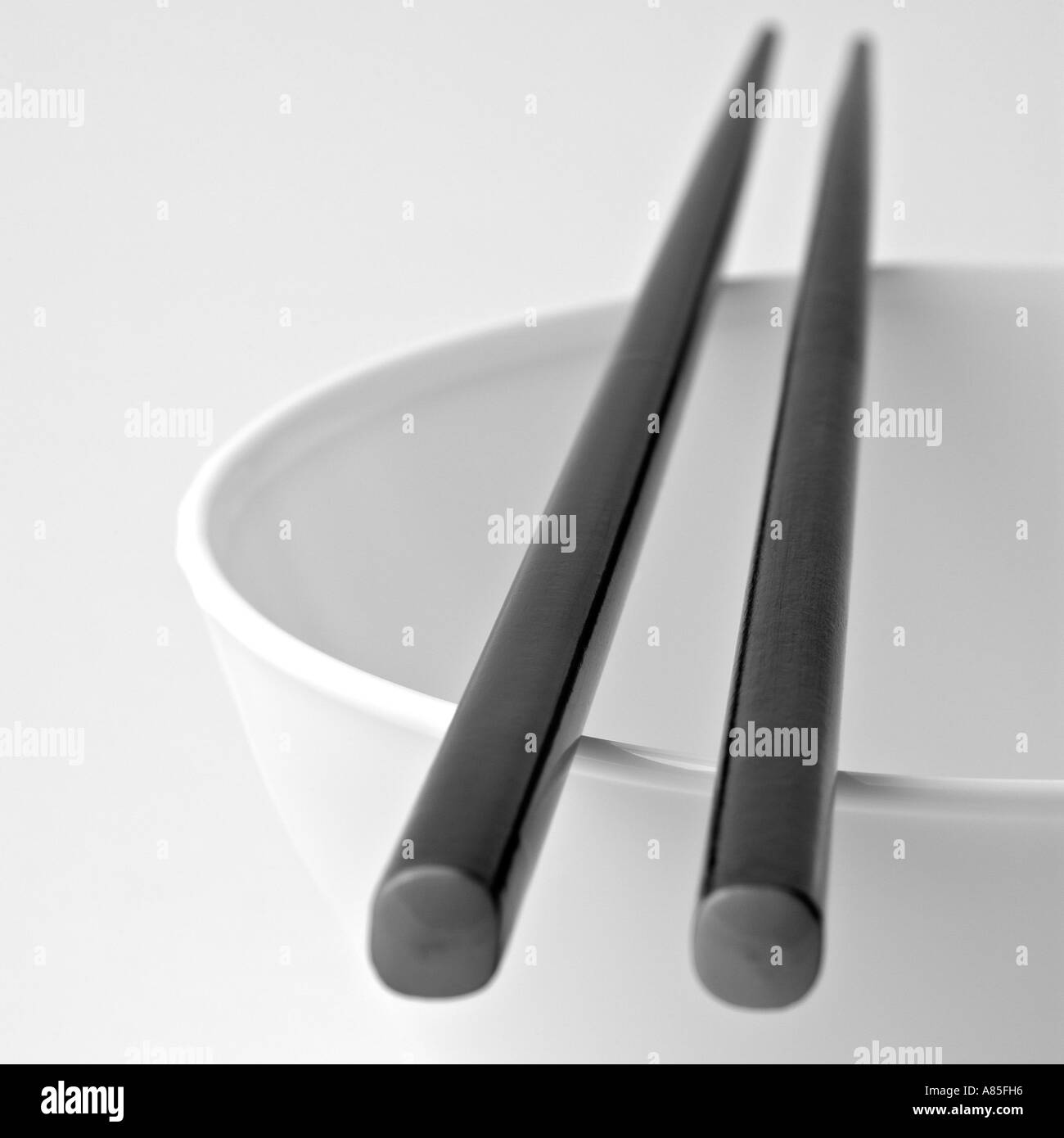 Auszug aus einer leeren Reisschüssel mit Stäbchen Stockfoto