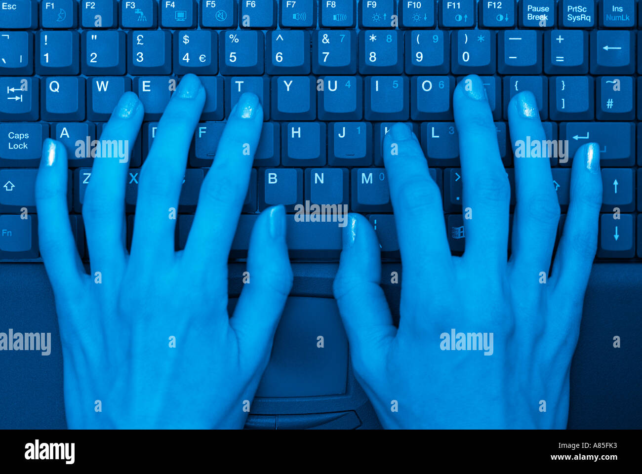 Bewegungsunschärfe ein Womans Finger Tippen auf der Tastatur eines Laptops, Close Up. Stockfoto
