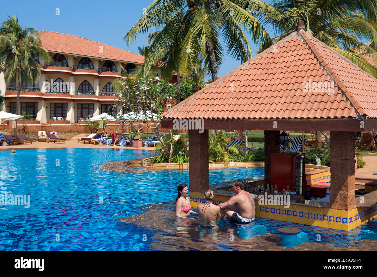 Swim Up Bar bei Ramada Caravela Beach Resort, Varca, Goa