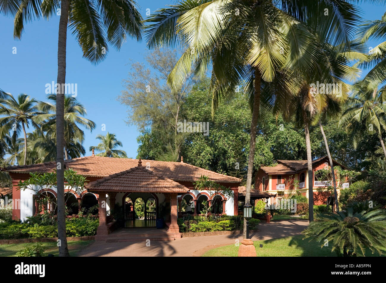 Vor dem Eingang zum Taj Holiday Village, Fort Aguada, Goa Stockfoto