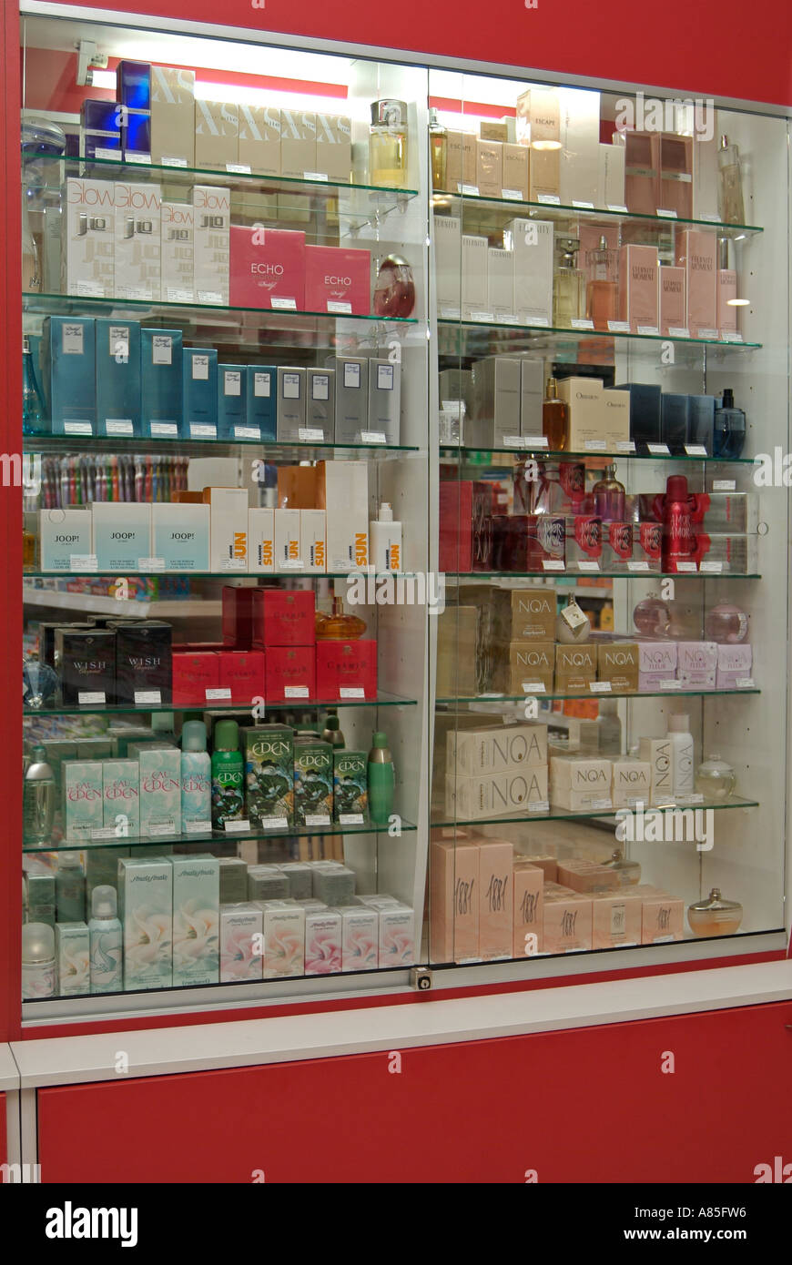 Glas Schrank anzeigen Womens Parfüm In eine hohe Straße Kosmetik-Shop  Stockfotografie - Alamy
