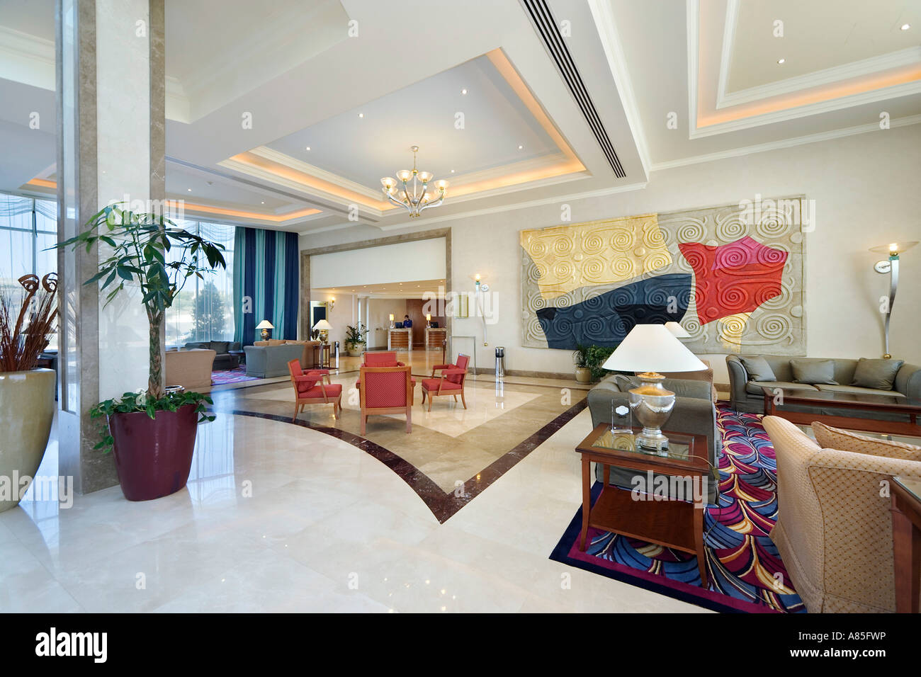 Lobby und Rezeption in das Radisson SAS Golden Sands Hotel, Golden Bay, Malta Stockfoto