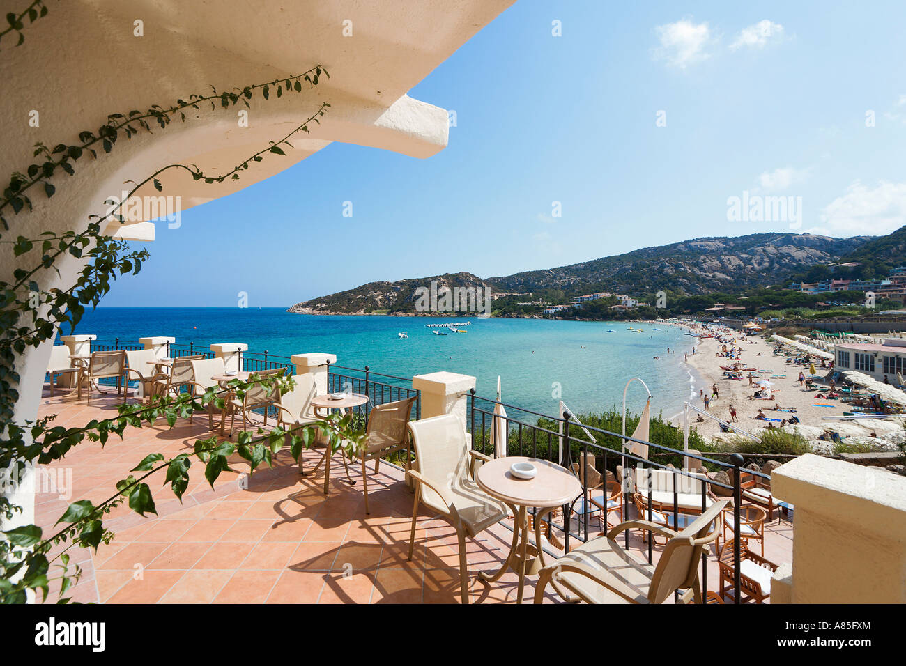 Bar-Terrasse des Hotel Club Baja Sardinia, Baja Sardinia, Costa Smeralda, Sardinien, Italien Stockfoto